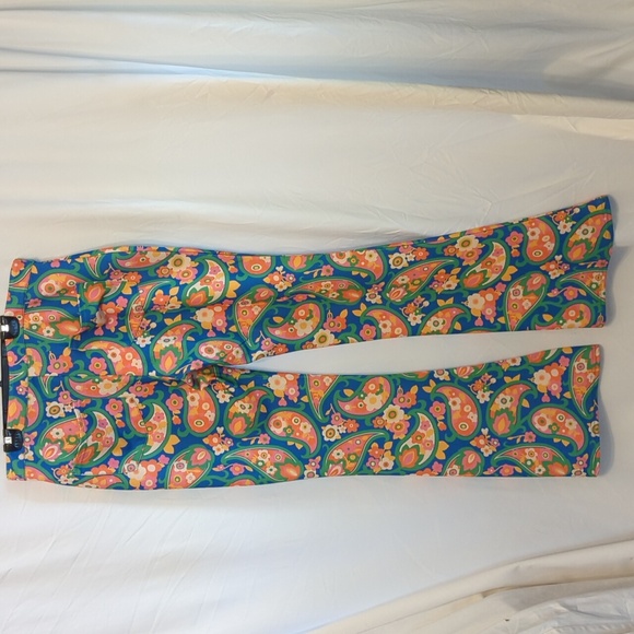 Boho bell bottoms in mod paisley print. Size Large - Picture 4 of 8
